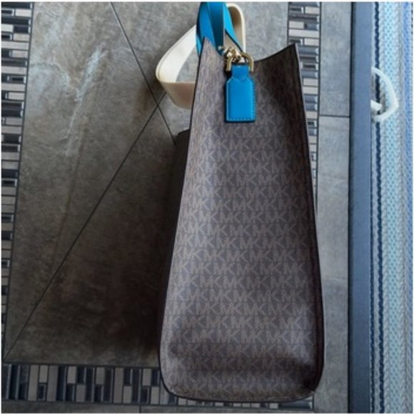 Michael Kors Kenly Large Tote - Picture 4 of 16